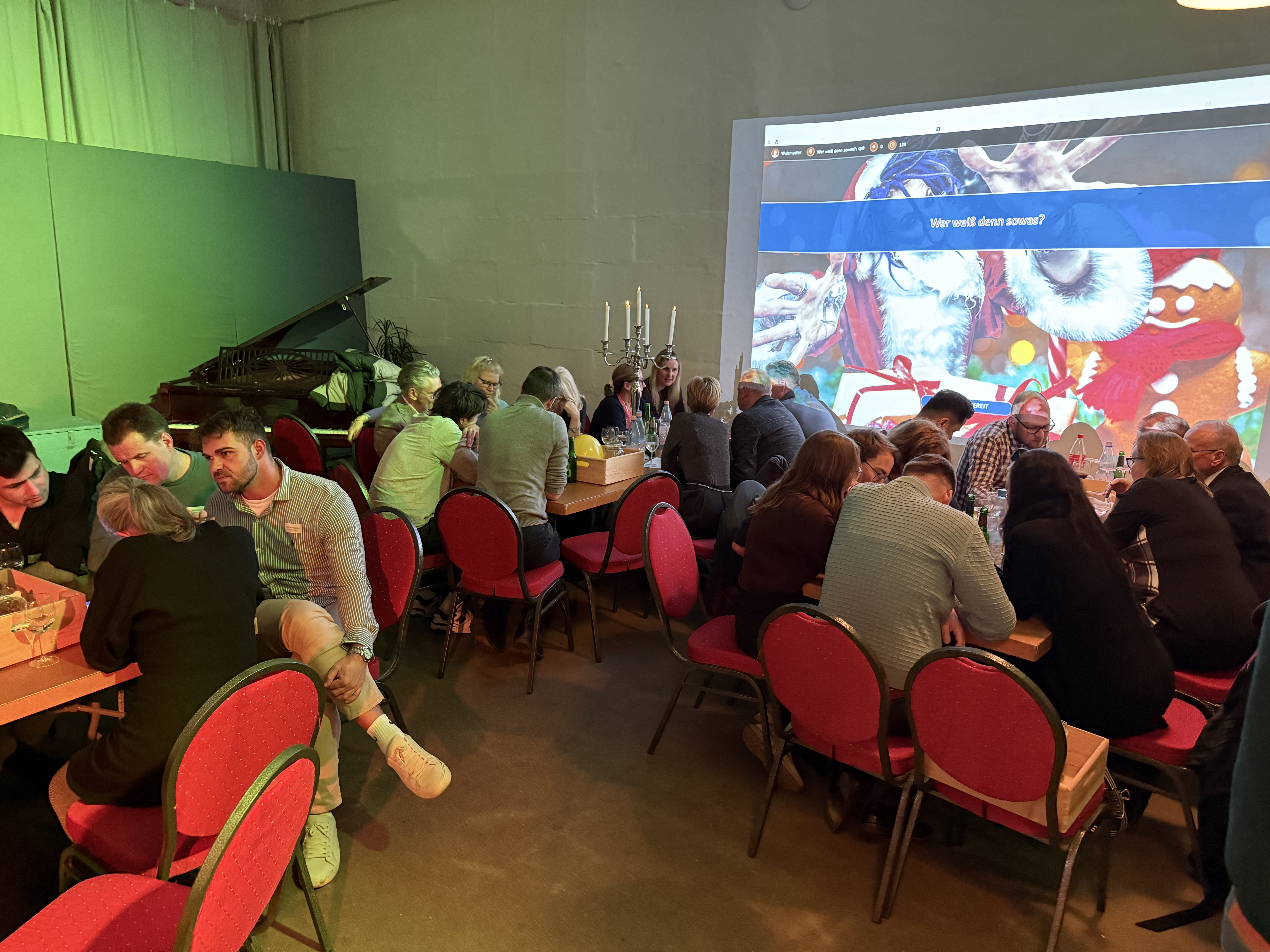 Weihnachts-Quizshow: festlich während des Teamevents